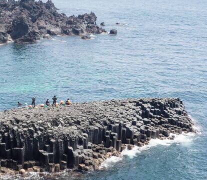 Mujeres submarinistas, denominadas 'Haenyeo', se preparan para una inmersión en la isla de Jeju, en Corea del Sur.