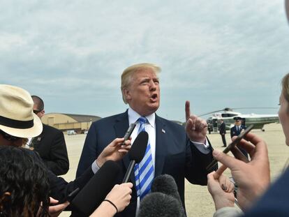 El presidente de los Estados Unidos, Donald Trump, habla con la prensa en el aeropuerto Dallas Love Field en Dallas, Texas. 