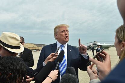 El presidente de los Estados Unidos, Donald Trump, habla con la prensa en el aeropuerto Dallas Love Field en Dallas, Texas. 