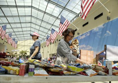 En cuestión de horas, unas 800 personas se han refugiado en las grandes superficies que la marca posee en Houston y Richmond, ocupando sus camas y zonas de exposición para descansar y aguardar el momento de regresar a sus casas. En la imagen, Anna Koh selecciona comida en la sede de Gallery Furniture donde se aloja.