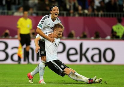 Özil celebra el cuarto gol de Reus.