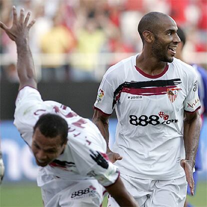 El brasileño Luis Fabiano y el francés Frederic Kanouté del Sevilla celebran el gol ante el Getafe en el estadio Sanchez Pizjuan.