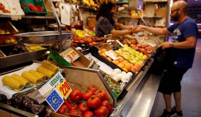 Precios de varios productos en un puesto de fruta del mercado de Antón Martín, en Madrid.