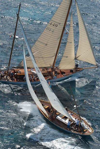 El velero <i>Avel</i>, en una regata en aguas de la isla de Menorca.