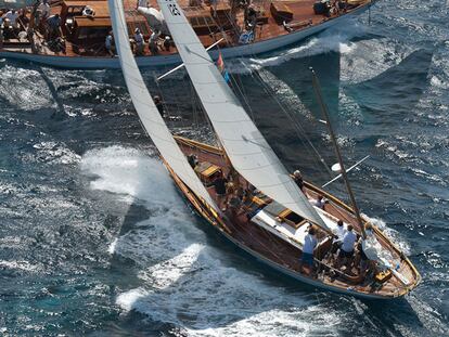 El velero <i>Avel</i>, en una regata en aguas de la isla de Menorca.