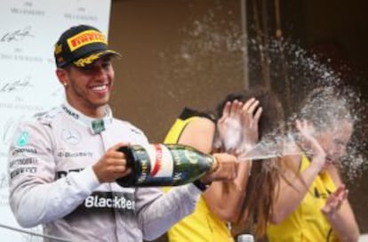 Hamilton en Montmeló, con su peculiar forma de celebrar el triunfo.