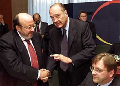 El ministro de Esteriores belga, Louis Michel (a la izquierda), saluda al presidente francés, Jacques Chirac.