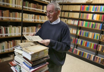 Juan José Agirre ojea unos documentos en la biblioteca de los benedictinos de Lazkao.