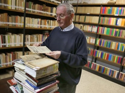 Juan José Agirre ojea unos documentos en la biblioteca de los benedictinos de Lazkao.