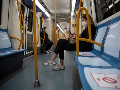 Espacios entre asientos en el Metro de Madrid, este lunes.