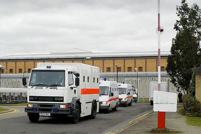 Coches celulares salían ayer de la cárcel de Belmarsh, donde estaba recluido Abu Qutada acusado de terrorismo.