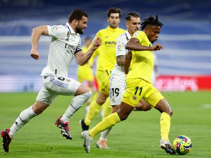 Chukwueze se escapa de Nacho y Dani Ceballos durante el partido de Liga entre el Real Madrid y el Villarreal, en el Santiago Bernabéu este sábado.