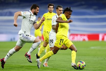 Chukwueze se escapa de Nacho y Dani Ceballos durante el partido de Liga entre el Real Madrid y el Villarreal, en el Santiago Bernabéu este sábado.