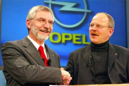 Hans Demant (a la izquierda), presidente de Opel Alemania, saluda al líder sindical Klaus Franz.