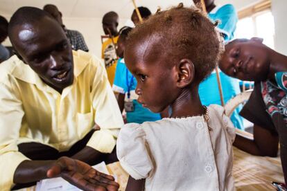 "No tenemos nada de comer en casa", lamenta la madre de Maria, Gisma Augustino. En la imagen, Maria desvía la mirada ante un nutricionista en el Hospital Infantil de Al Sabbah (Juba). Casi tres millones de niños están en situación de grave inseguridad alimentaria en Sudán del Sur. Las organizaciones humanitarias aún se enfrentan a muchos obstáculos para entregar ayuda en distintas zonas del país, consideradas demasiado inseguras, y exigen al Gobierno central un permiso de acceso sin restricciones para alcanzar a los más necesitados. Desde que comenzó el conflicto en 2013, 95 trabajadores humanitarios han sido asesinados en Sudán del Sur, 25 de ellos este año.