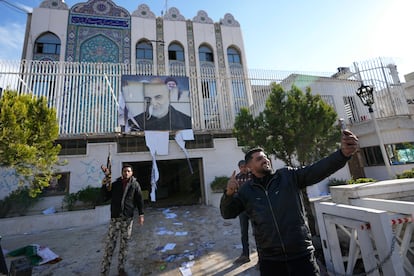 Manifestantes sirios se hacen una foto tras el asalto de la embajada iraní en Damasco (Siria), el 8 de diciembre de 2024.