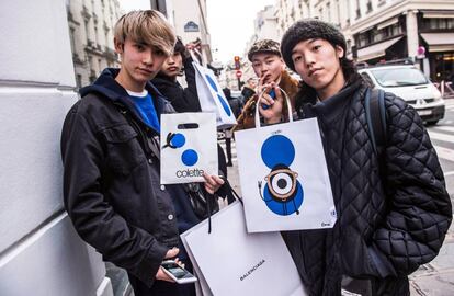 Varias personas posan con sus compras frente a un escaparate deColette, ayer en París.