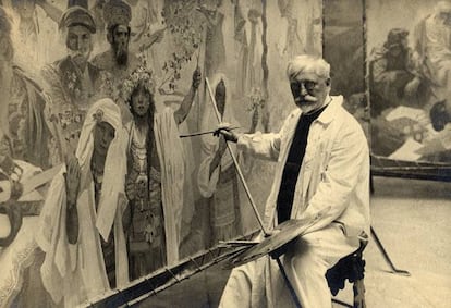 El mundo sensorial del artista del modernismo Alphonse Mucha llega a Madrid en una exposición retrospectiva de su obra. La muestra, en el palacio de Gaviria, alberga unas 200 piezas. En la imagen, autorretrato de Mucha en su estudio de Bohemia, trabajando en un cuadro de su serie 'La épica eslava'.