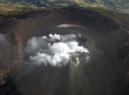 El Gobierno ha anunciado este miércoles la evacuación de 8.000 personas de las laderas del volcán Galeras, al suroeste del país, por un "riesgo de erupción en términos de días o semanas". Según Julián Villarruel, director del  Instituto Colombiano de Geologia y Mineria (Ingeominas), el Galeras ha presentado en los últimos cinco días "sismos muy representativos, de magnitudes de 2,6 en la escala de Richter, que para un volcán son muy altos". El mismo informe recomendó al Gobierno evacuar a los residentes de las partes altas del volcán, que se encuentra ubicado a unos 10 kilómetros de la ciudad de Pasto, con alrededor de 400.000 habitantes.