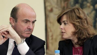 Luis de Guindos y Soraya Sáenz de Santamaría, en La Moncloa