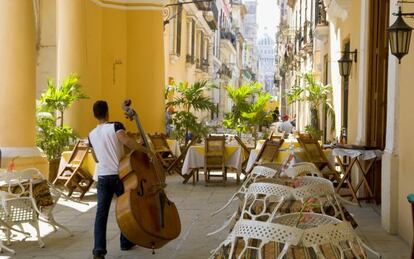 Un músico, con su contrabajo, en los soportales de La Habana Vieja.