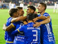 Los jugadores del Ourense celebran el tanto del empate ante el Oviedo que abrió el camino de la prórroga.