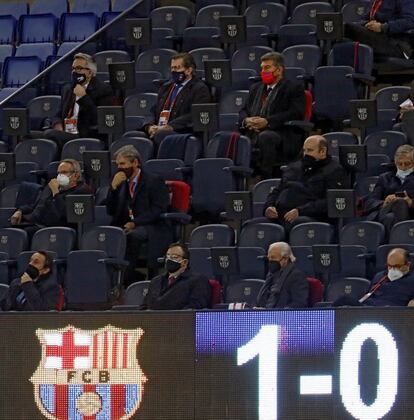 El candidato a la presidencia del FC Barcelona Joan Laporta (arriba, a la derecha), en el palco durante el partido de vuelta de semifinales de la Copa del Rey.