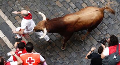 Toros de Pedraza de Yeltes han protagonizado el cuarto encierro de San Fermín 2016.