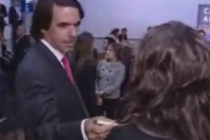 Aznar despacha a una periodista introduciéndole un bolígrafo en el escote.