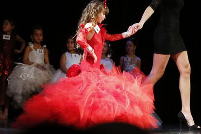 Una concursante del concurso de belleza &#039;Miss Francia 2014&#039; para ni&ntilde;os desfila en Par&iacute;s (Francia).