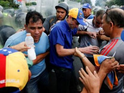 Ex-candidato presidencial Henrique Capriles é agredido com gás lacrimogêneo pela polícia