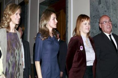 La Princesa de Asturias, Doña Letizia (2i), junto a la ministra de Sanidad, Política Social e Igualdad, Leire Pajín (2d; la ministra de Ciencia e Innovación, Cristina Garmendia (i), y el presidente del Senado, Javier Rojo, durante el acto oficial del Día Mundial de las enfermedades raras, que ha tenido lugar en la Cámara Alta