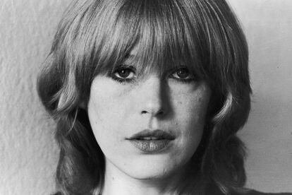 Extraños designios los del glamour y sus iconos. Marianne Faithfull llega viva a los 65 años, que cumple hoy, y de ella no se recuerdan los años oscuros en los que vivía en la calle debido a sus adicciones. Ni siquiera se piensa en la señora que es hoy y que, como cuenta The New York Times en esta reciente entrevista, viste de Chanel. Solo quedan, en forma de imágenes en la memoria de los más adultos pero también de fotos en los blogs o en los Tumblrs de moda de los jóvenes seducidos por su London chic, los años en los que era una belleza clásica y de herencia aristocrática, que acababa de dejar a su marido por Mick Jagger y que intentaba con todas sus fuerzas echarse a perder.