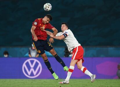 El delantero polaco Robert Lewandowski desafía al mediocampista español Rodri en un momento del partido.