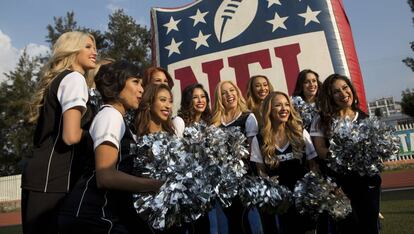 Las porristas de los Oakland Raiders posan en la Ciudad de M&eacute;xico.