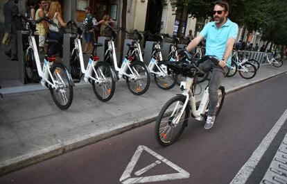 En la imagen, un usuario frente a la estaci&oacute;n de bicicletas en la calle Mayor.