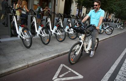 En la imagen, un usuario frente a la estación de bicicletas en la calle Mayor.