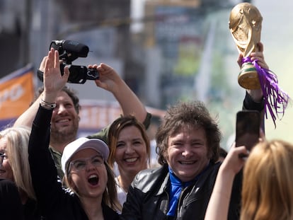 Javier Milei alza una réplica del trofeo de la Copa del Mundo durante su campaña, el 16 de octubre de 2023 en Buenos Aires.
