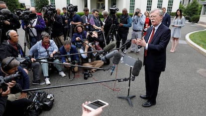El asesor de Seguridad Nacional, John Bolton, habla con periodistas ante la Casa Blanca el 1 de mayo.