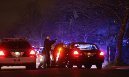 Coches policiales vigilan el campus del Instituto de Tecnología de Massachussets (MIT) donde han detenido a un sospechoso y otro le estan buscando.