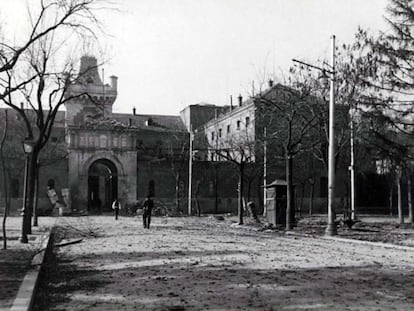 Entrada de la antigua cárcel Modelo de Madrid, en los terrenos que luego ocuparía el Ministerio del Aire (actual Cuartel General del Aire) en Moncloa. El edificio quedó muy dañado por los bombardeos durante la Guerra Civil y fue finalmente derruido.