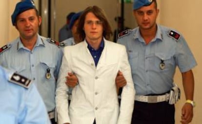 Sollecito, conducido por dos agentes, en 2008.