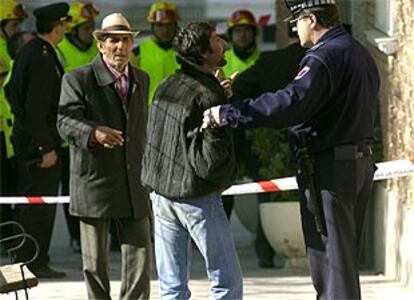 El padre y un hermano del individuo que permanece encerrado en su casa de Madrid discuten con la polica frente al inmueble.