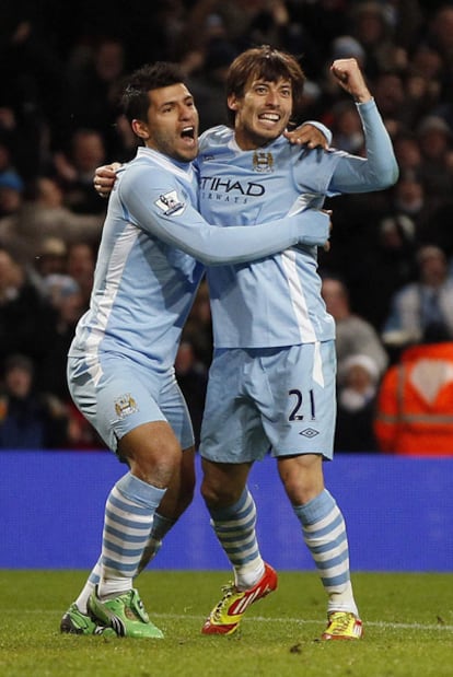 Silva y Agüero celebran el gol de la victoria.