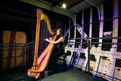 Glenda Allaway toca el harpa en el velero Cutty Sark.