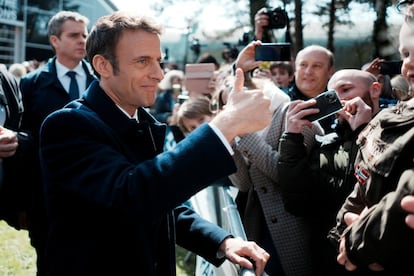 El presidente de Francia y candidato a la reelección, Emmanuel Macron, a su llegada al colegio electoral en Le Touquet, este domingo. Macron, que fue el último de los 12 candidatos al Elíseo en acudir a votar, depositó su papeleta a las 12.40 en el palacio de congresos de esta ciudad balneario de la costa del norte del país, en la que tiene una residencia.