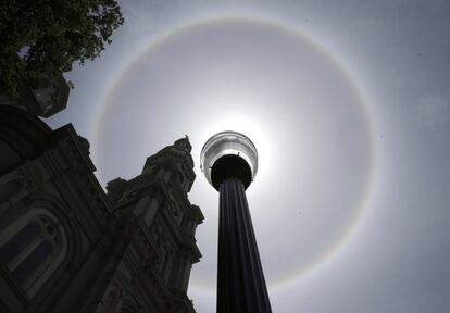 Un halo alrededor del sol sobre la catedral del Santísimo Sacramento, en Sacramento, California.