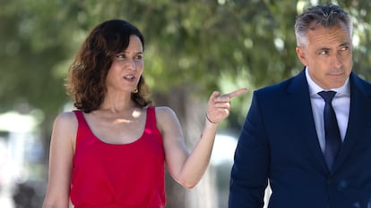 La presidenta de la Comunidad de Madrid, Isabel Díaz Ayuso, y su consejero de Medio Ambiente, Carlos Novillo, durante la presentación de Milla Canal, en las Instalaciones Deportivas Canal de Isabel II, a 21 de julio de 2025, en Madrid (España).