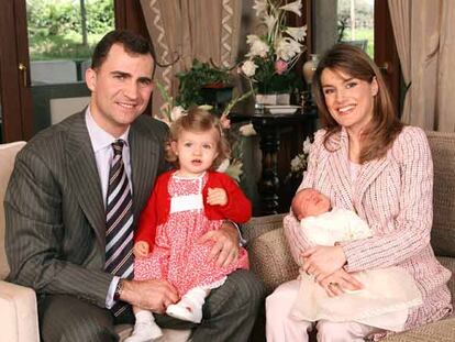 Los Príncipes de Asturias con sus hijas, las Infantas Leonor y Sofía, posan en su residencia en Madrid.