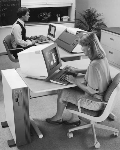 Dos empleados manejan su ordenador en una empresa estadounidense en 1982.